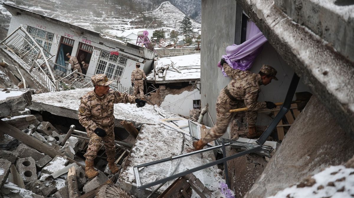„Hora se zhroutila.“ Záchranáři v Číně bojují o životy zasypaných